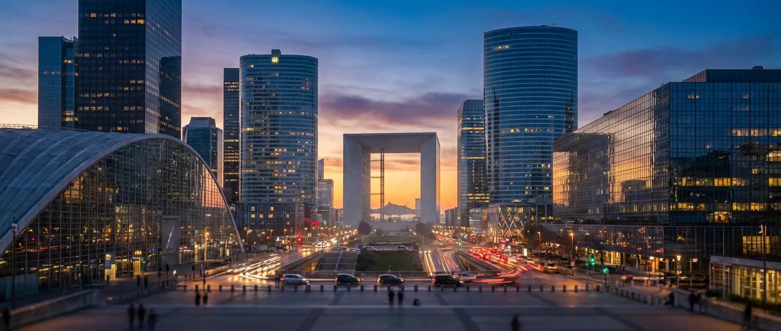 Vue panoramique du quartier de La Défense à Paris illustrant la solidité de la BNP Paribas