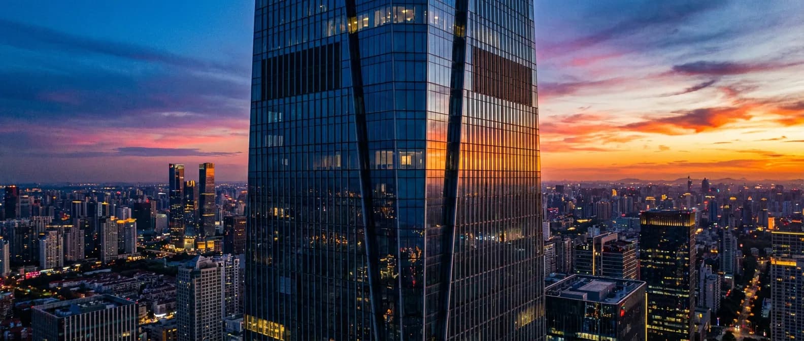 Architecture moderne d'un centre financier au coucher du soleil représentant la solidité bancaire et le LTV.