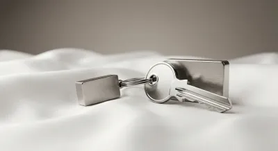 Clé de maison moderne sur fond blanc minimaliste, symbole de l'accès au crédit immobilier