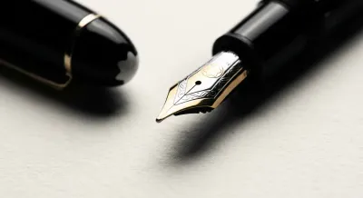 Gros plan minimaliste sur un stylo de luxe et un contrat pour illustrer l'adhésion au Prefon.