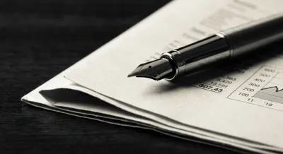 Gros plan minimaliste d'un stylo de luxe et de documents financiers pour le PEA