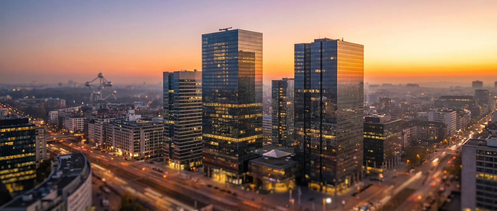 Vue panoramique du quartier financier de Bruxelles sous un coucher de soleil doré pour illustrer le PEA en Belgique